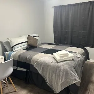 Apartment Cute Highland Park Upper B Unit, Calgary